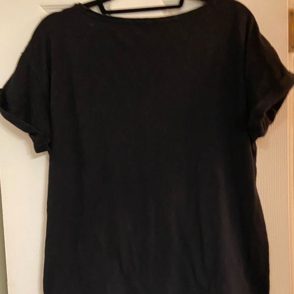 GAP Black T-shirt. Short sleeves that are rolled. Size Large. EUC. - Picture 5 of 5